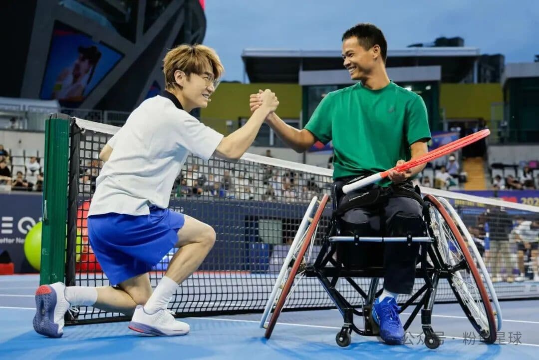 王铮亮与轮椅网球选手冯小敏相互加油