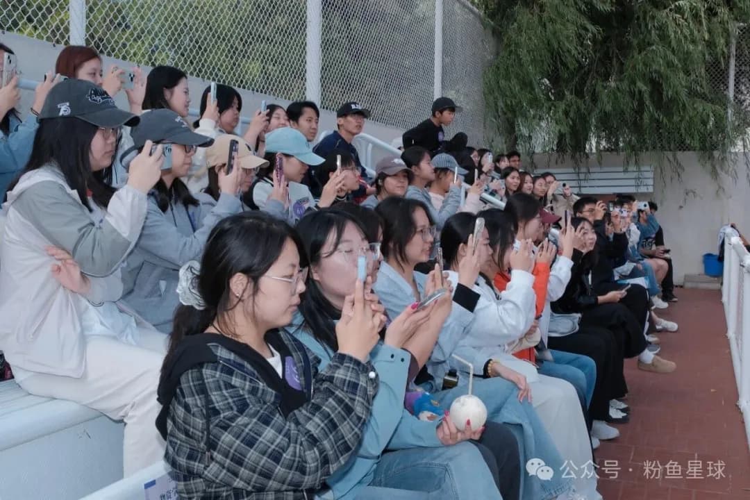现场观众合影并记录活动精彩时刻